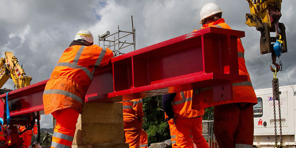 trabajadores de la construcción en una gran obra