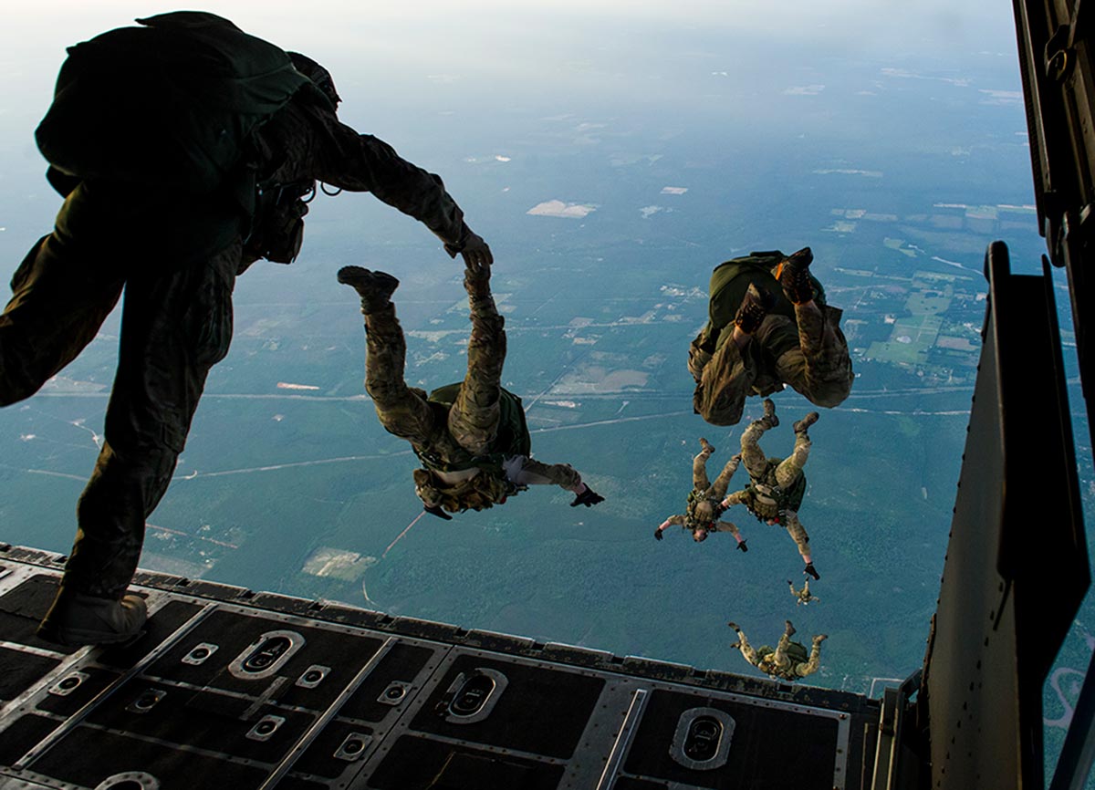 Paracaidistas del ejército de los EE. UU. saltando