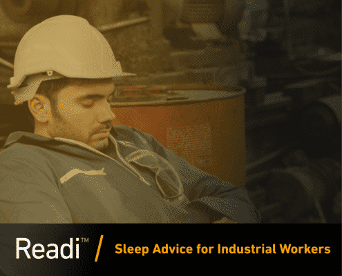 Trabajador industrial durmiendo en el trabajo